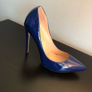 3.5-4 inch stiletto heel, runs narrow, never worn